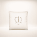 Juliet Monogram Kissen 14 × 14 Zoll in Weiß mit goldenem J-Wappen