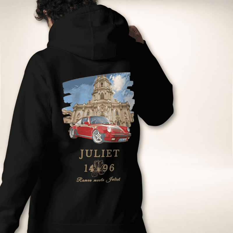 Sicilia Grand Tour Hoodie in Schwarz, getragen mit Kathedrale und rotem Sportwagen als Rückenmotiv