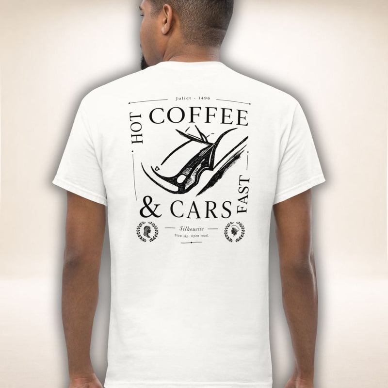 Model im weißen Siena Club T-Shirt in Rückansicht mit großem schwarzem „Coffee & Cars“-Motiv.
