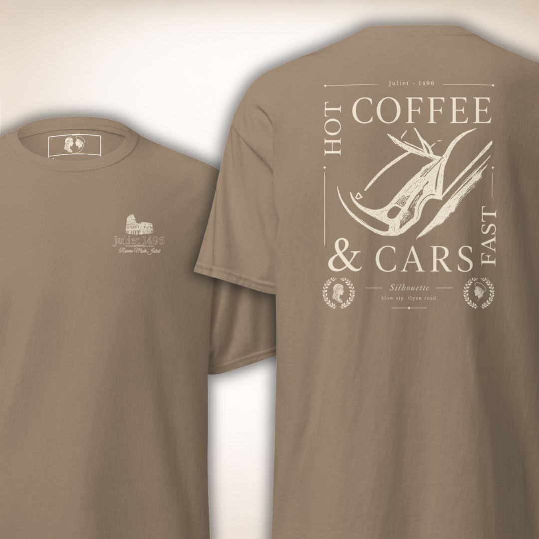 Beiges Siena Club T-Shirt in Vorder- und Rückansicht mit kleinem Brustlogo und hellem „Coffee & Cars“-Rückenmotiv.
