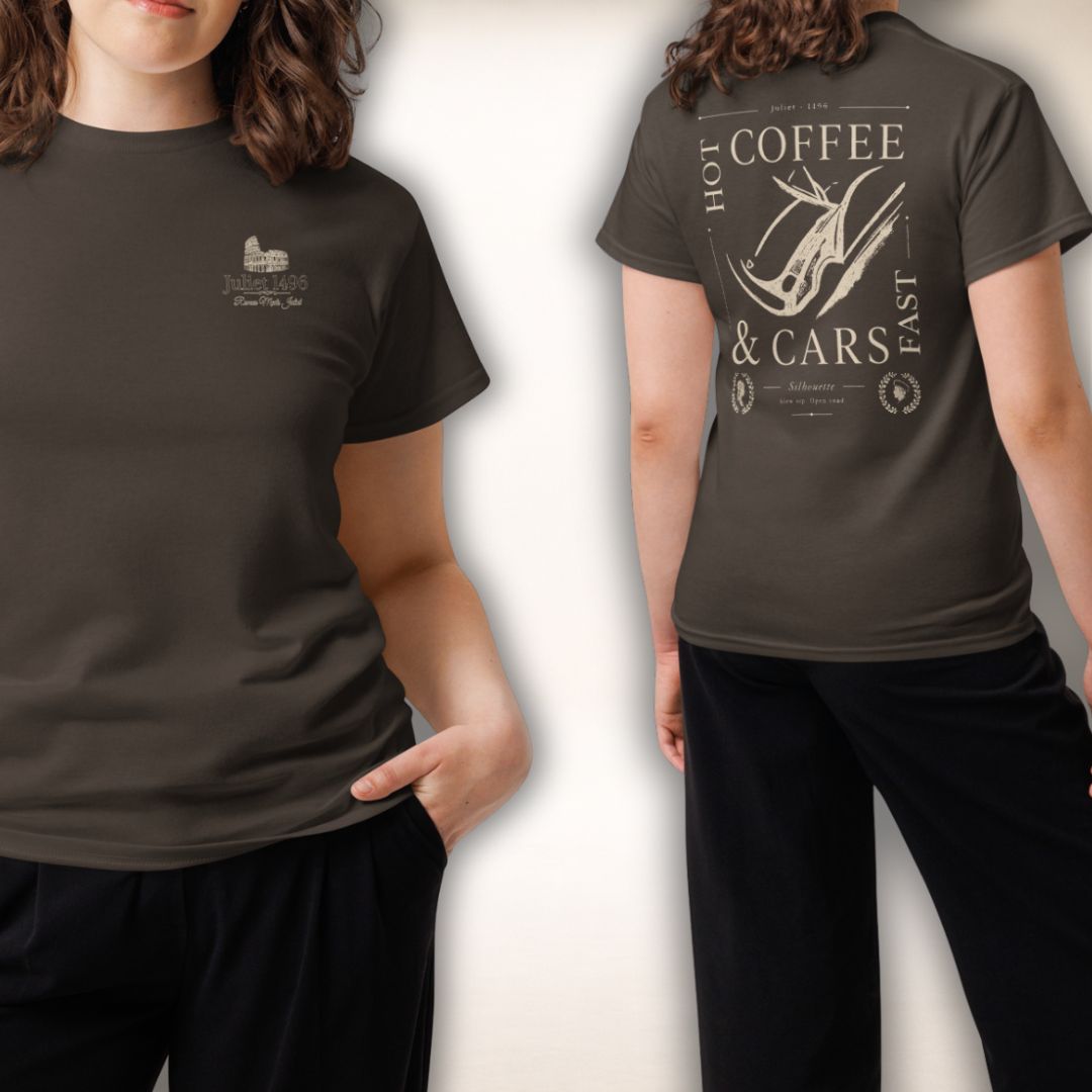 Siena Club T-Shirt in dunklem Olivbraun, am Model von vorn und hinten gezeigt, mit hellem „Coffee & Cars“-Rückenmotiv.
