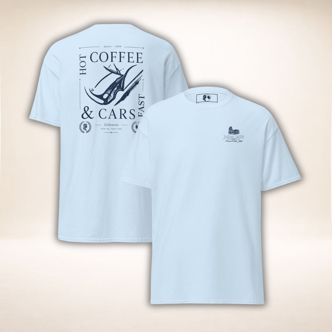 Hellblaues Siena Club T-Shirt in Vorder- und Rückansicht mit kleinem Brustlogo und dunklem „Coffee & Cars“-Rückenmotiv.
