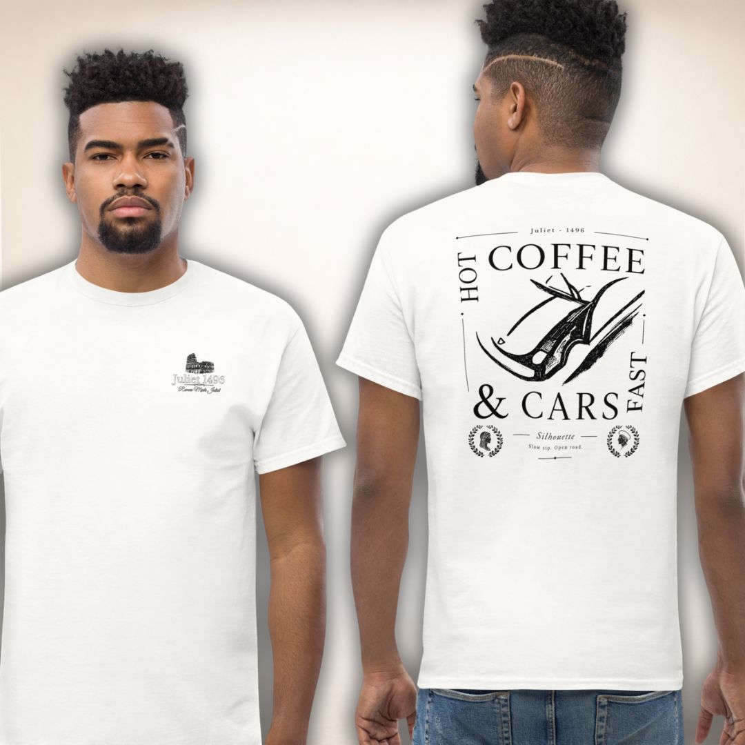 Weißes Siena Club T-Shirt am Model in Vorder- und Rückansicht mit kleinem Brustlogo und schwarzem Rückenmotiv.
