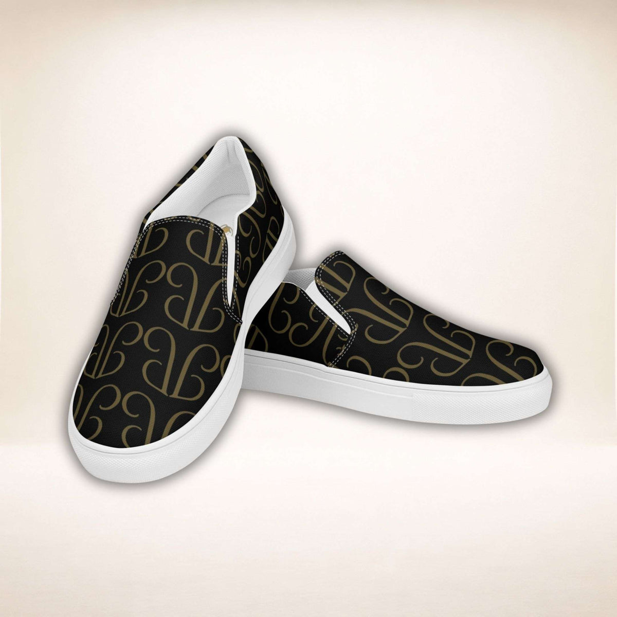Schwarz-goldfarbene Monogram Luxe Slip-On Sneaker mit weißen Sohlen als Teil des Extras Bundle