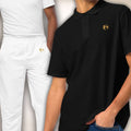 Full Polo Fit Bundle mit schwarzem Belgravia Poloshirt und weißer Riviera Ease Hose am Model
