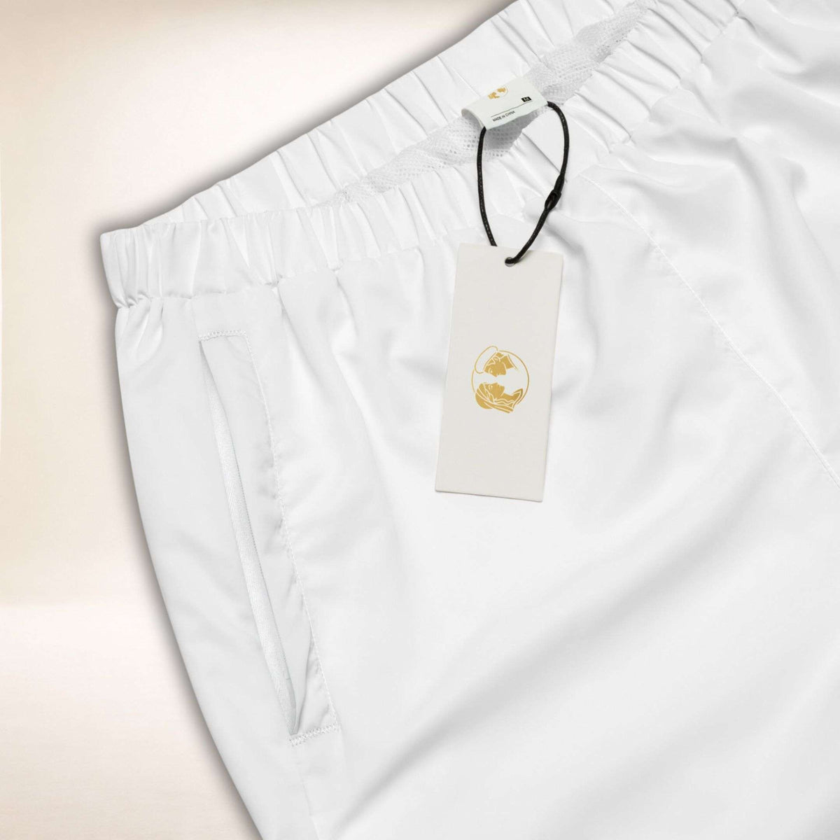 Elastischer Bund der weißen Hose Riviera Ease mit Juliet-Etikett, Detailansicht im Bundle