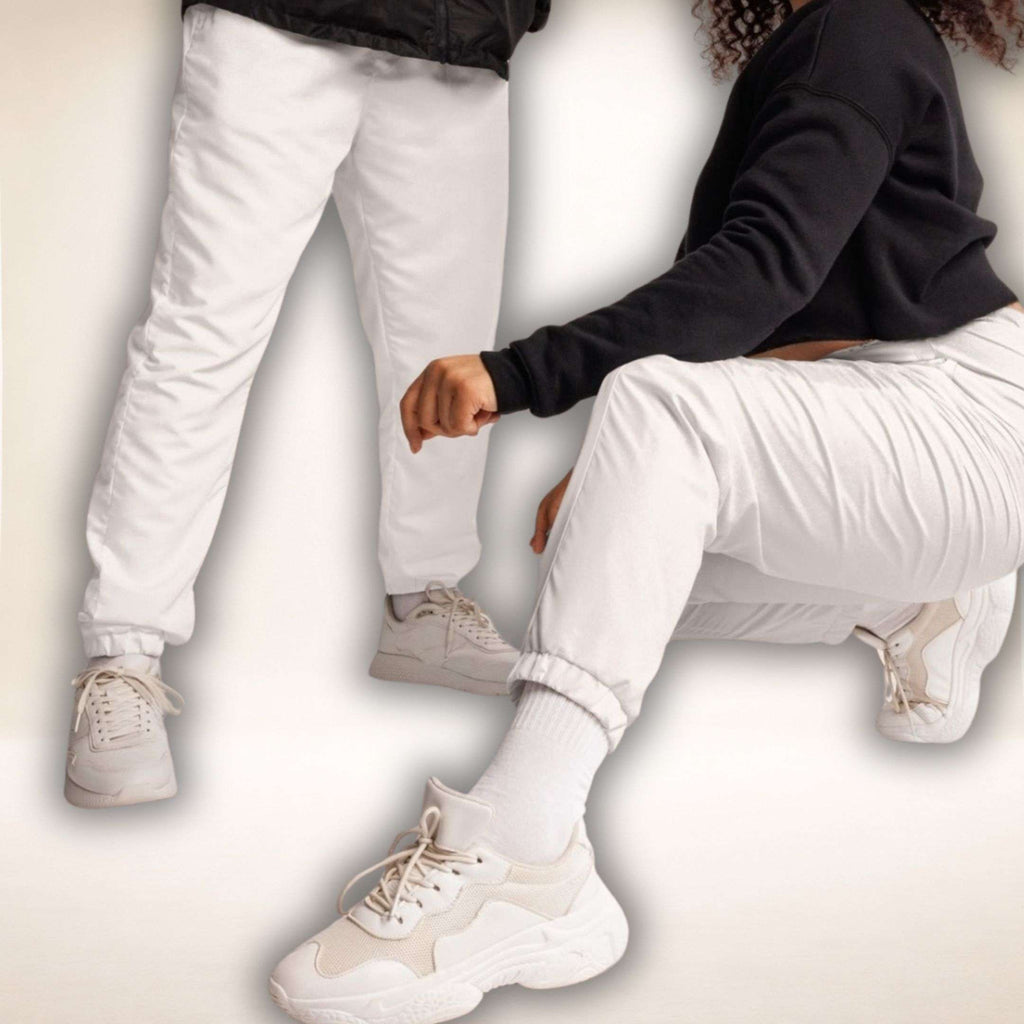 Weiße Hose Riviera Ease aus dem Full Polo Fit Bundle, zwei Ansichten mit weißen Sneakern