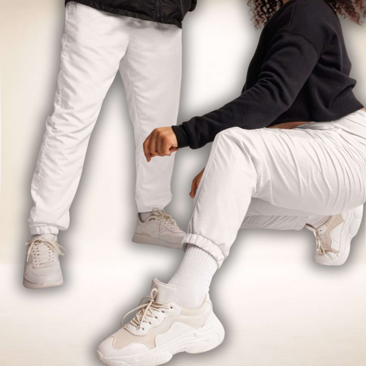 Weiße Hose Riviera Ease aus dem Full Polo Fit Bundle, zwei Ansichten mit weißen Sneakern