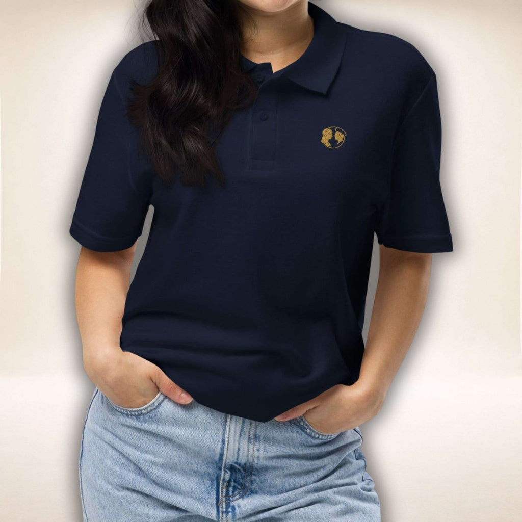 Navyfarbenes Belgravia Poloshirt mit goldfarbenem Doppelprofil-Logo, von einer Frau getragen