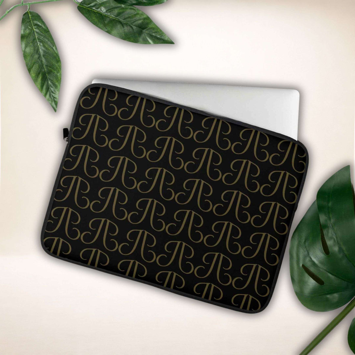 Laptoptasche Venezia Executive in Schwarz mit goldfarbenem Monogramm, mit einem Laptop gezeigt