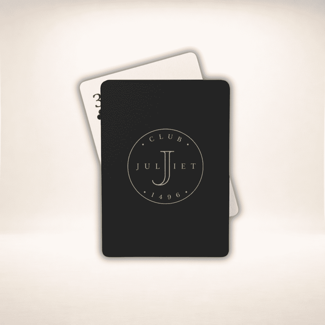 Schwarze Club Juliet Pokerkarten mit goldfarbenem Logo, als Kartenstapel angeordnet