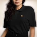 Schwarzes Poloshirt Belgravia mit goldfarbenem Doppelprofil, Vorderansicht am Model