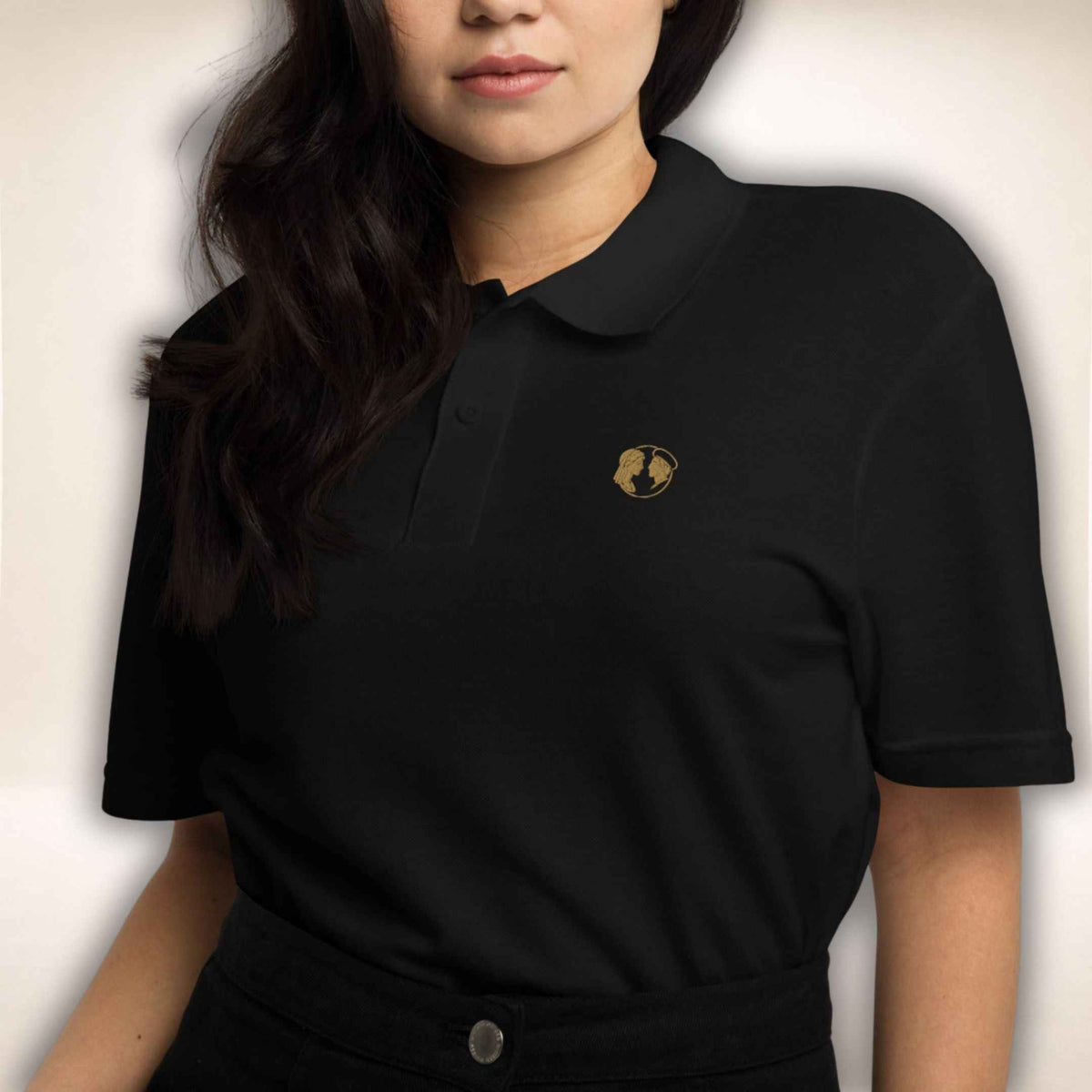 Schwarzes Poloshirt Belgravia mit goldfarbenem Doppelprofil, Vorderansicht am Model