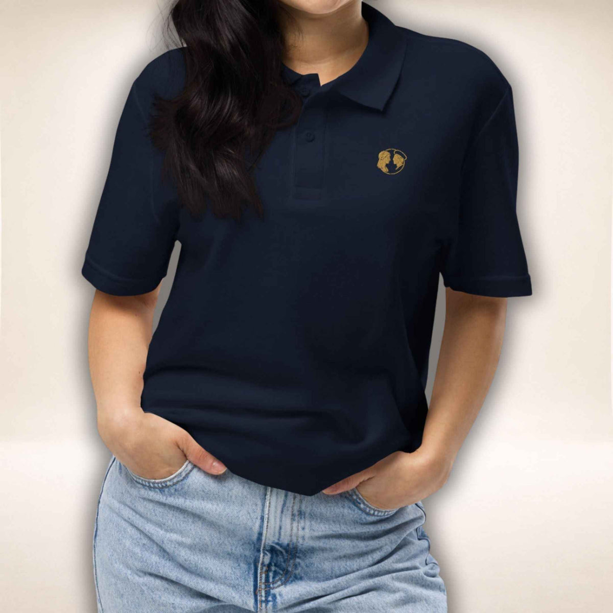 Navyfarbenes Poloshirt Belgravia mit goldfarbenem Doppelprofil, am Model mit Jeans