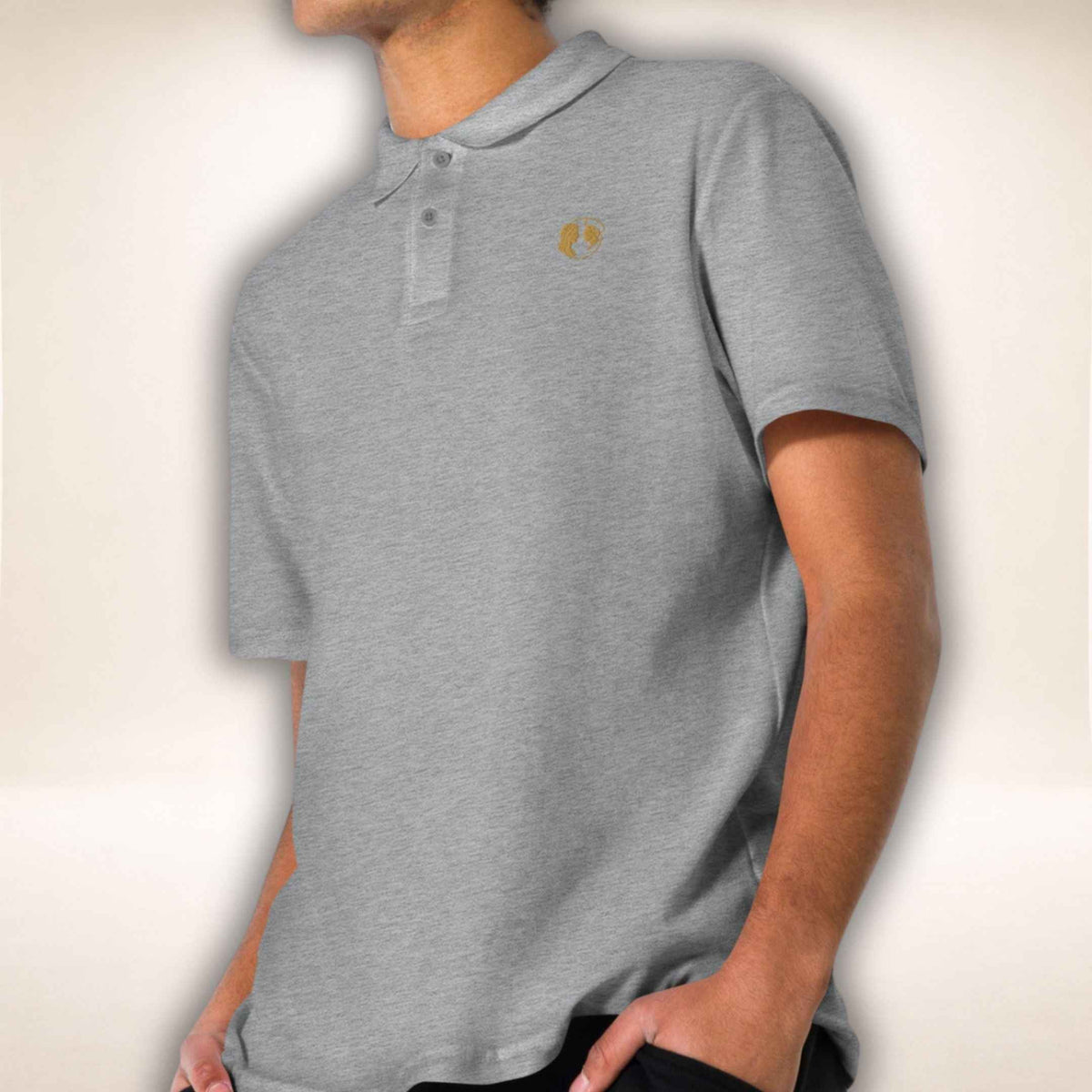 Poloshirt Belgravia in Sportgrau mit Kragen und goldfarbenem Doppelprofil, Nahansicht