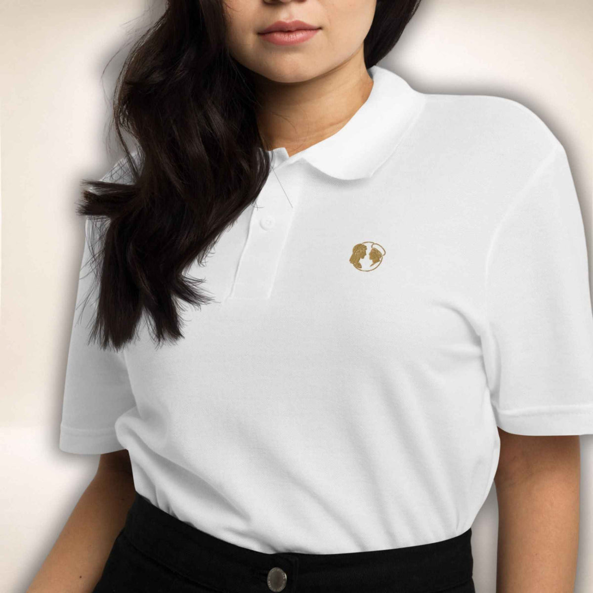 Weißes Poloshirt Belgravia mit goldfarbenem Doppelprofil, Vorderansicht am Model