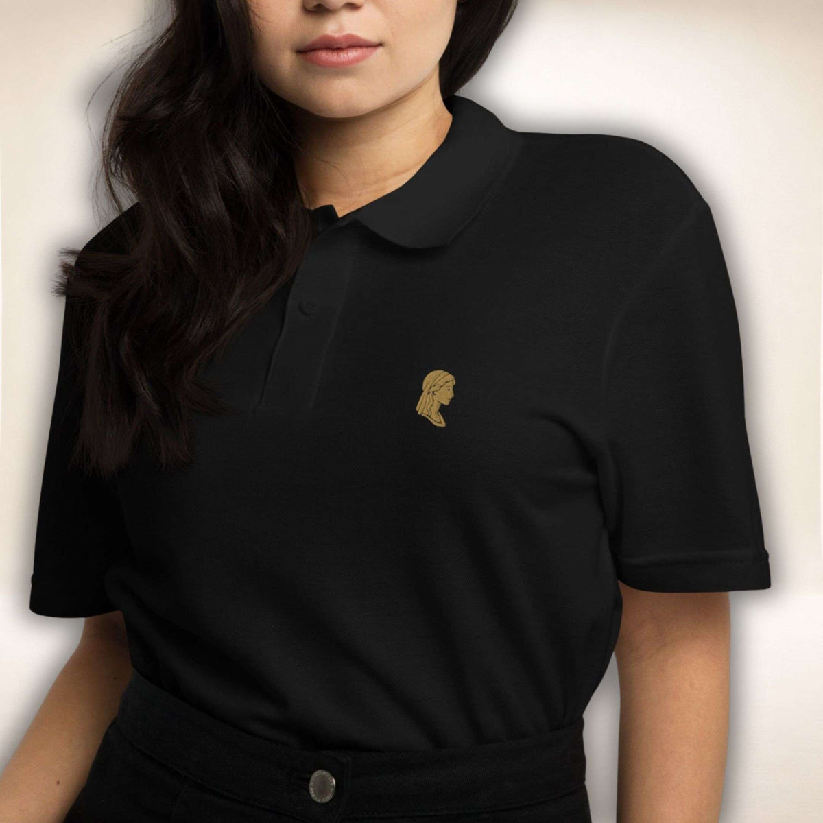 Juliet Silhouette Poloshirt in Schwarz mit goldfarbener Juliet-Stickerei