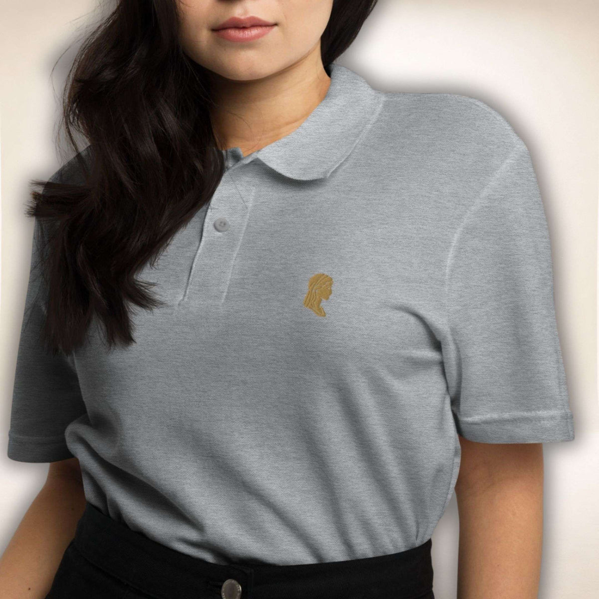 Juliet Silhouette Poloshirt in Grau mit goldfarbener Juliet-Stickerei