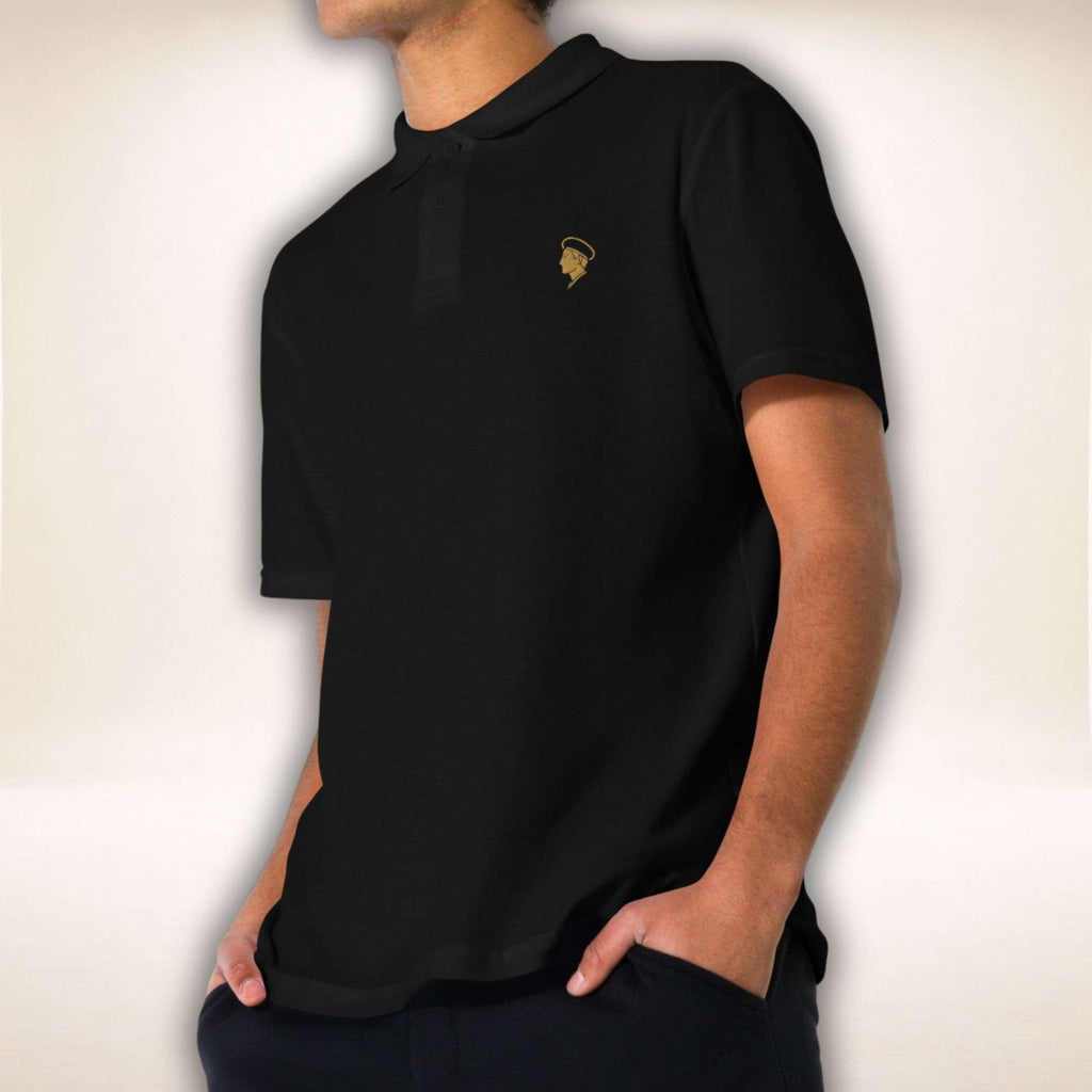 Romeo Silhouette Poloshirt in Schwarz mit goldfarbener Romeo-Stickerei, getragen