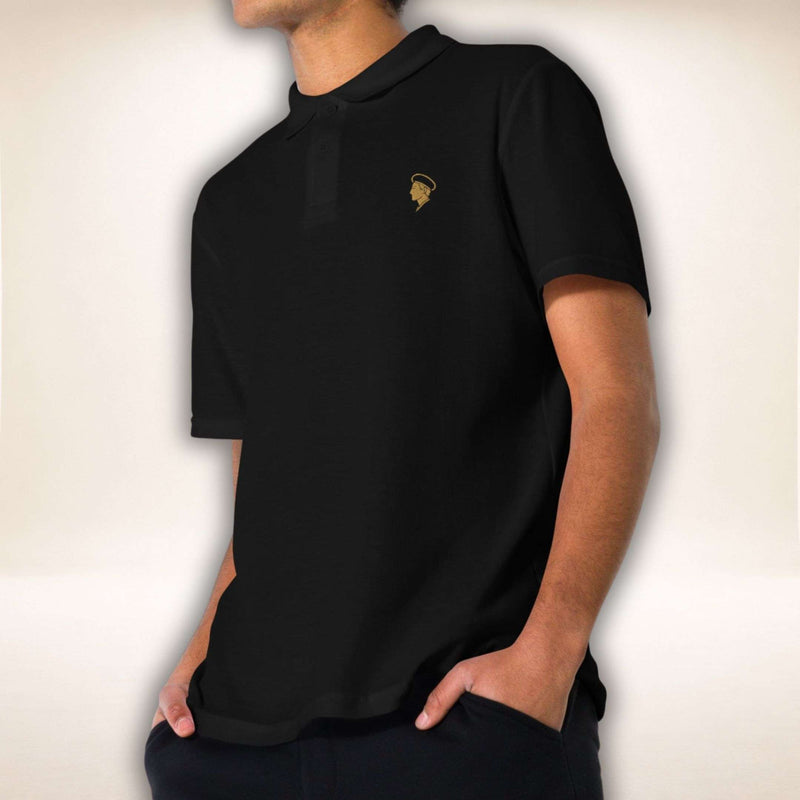 Romeo Silhouette Poloshirt in Schwarz mit goldfarbener Romeo-Stickerei, getragen