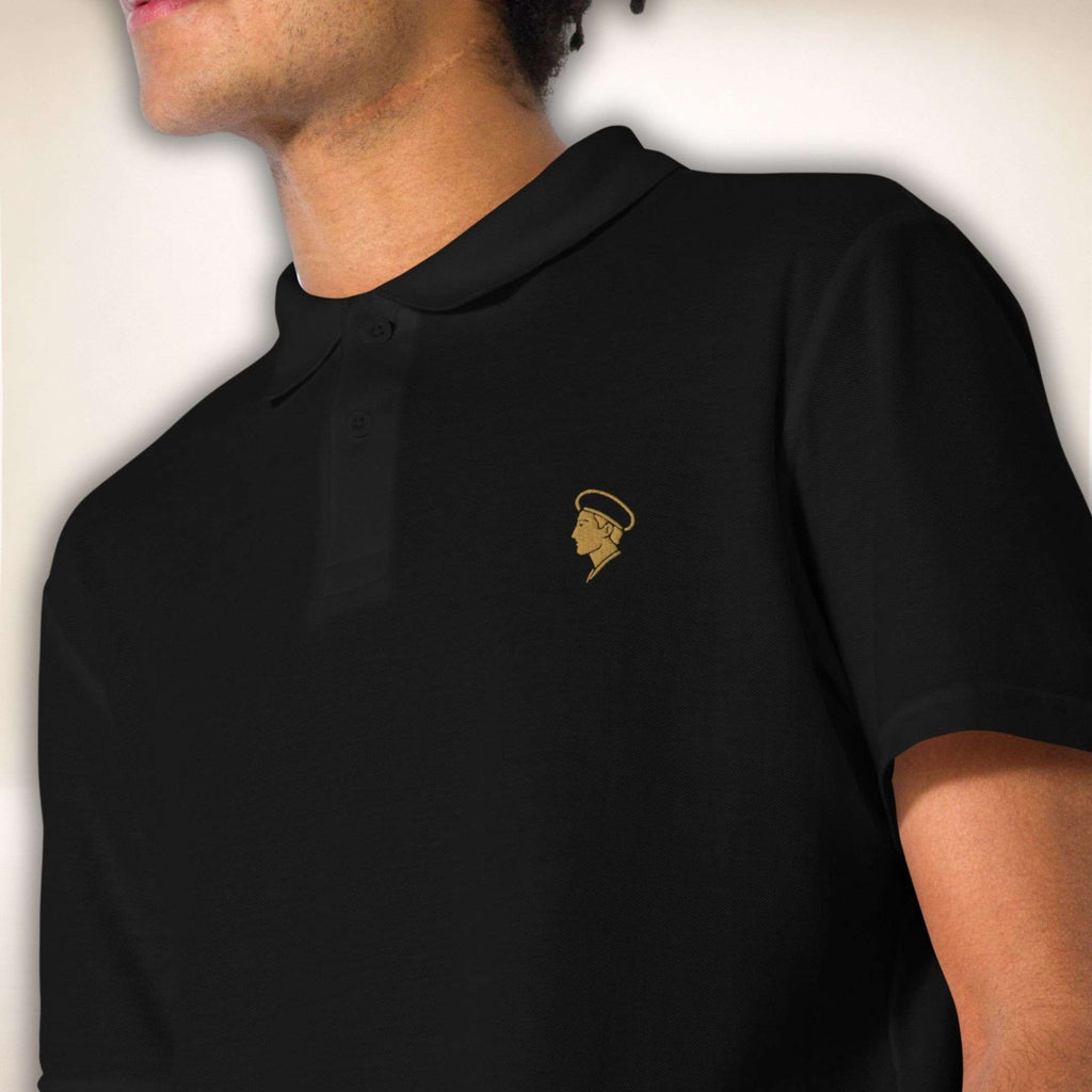 Romeo Silhouette Poloshirt in Schwarz mit goldfarbener Romeo-Stickerei, Nahaufnahme