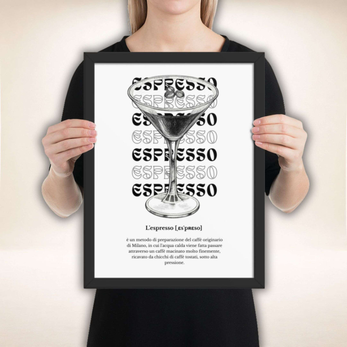ESPRESSO Poster im schwarzen Rahmen mit Espresso-Martini-Illustration und typografischem Motiv