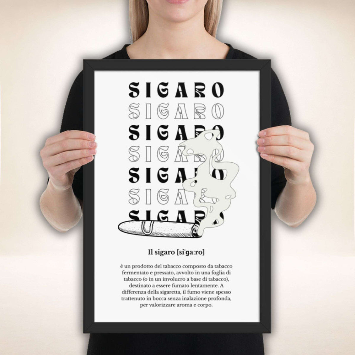 Sigaro Noir Poster im schwarzen Rahmen mit Zigarrenillustration und typografischem Motiv