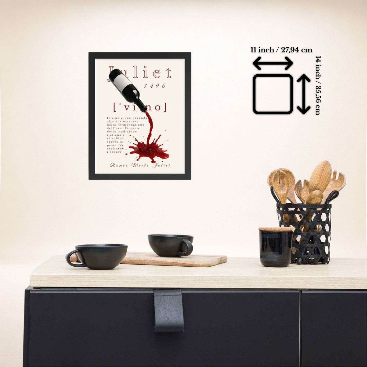 Vino Poster im schwarzen Rahmen über einer Küchenkommode, Format 11 × 14 Zoll