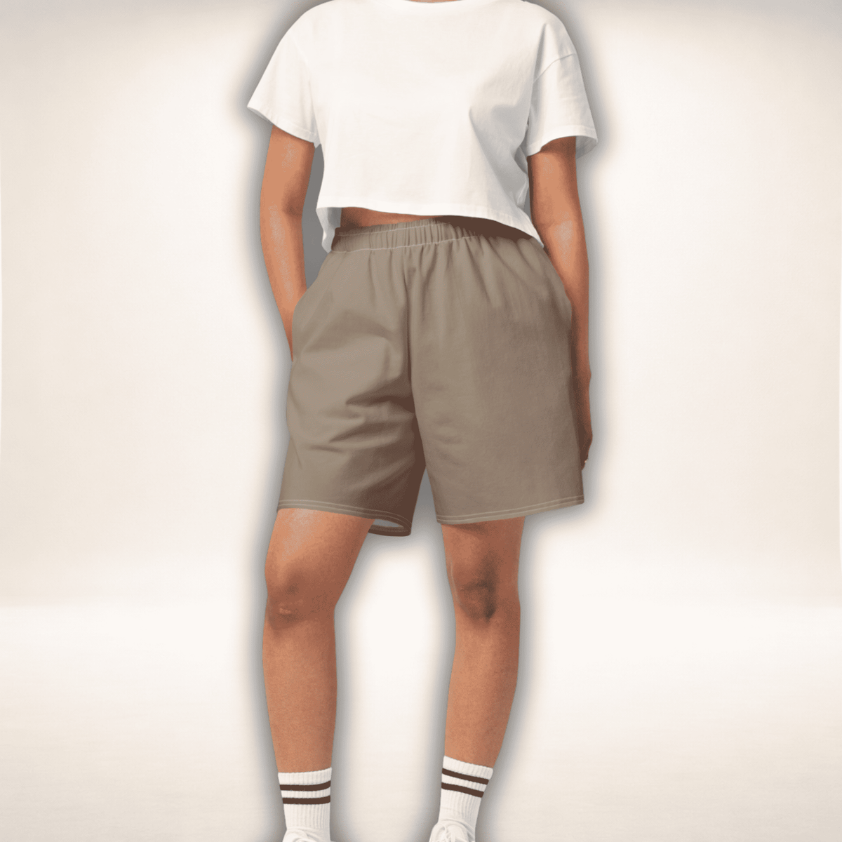 Braune Baumwoll-Shorts mit weißem T-Shirt, Rückansicht am Model
