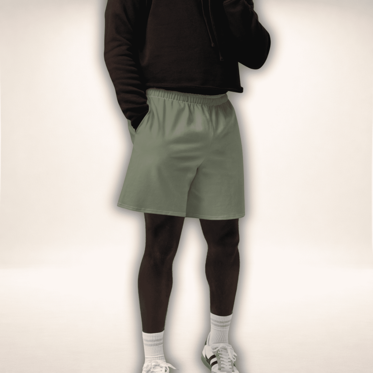Unisex Baumwoll Shorts Grün, getragen in Vorderansicht