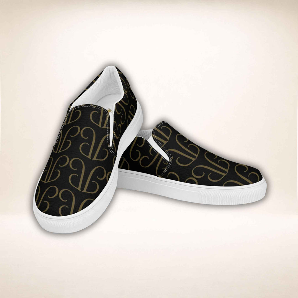 Sneaker Monogram Luxe mit goldfarbenem Monogrammmuster und weißer Sohle, schräg aneinandergelehntes Paar