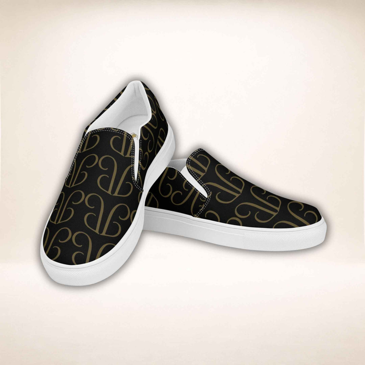 Sneaker Monogram Luxe mit goldfarbenem Monogrammmuster und weißer Sohle, schräg aneinandergelehntes Paar