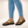 Venetian Ball Sneaker mit Renaissance-Motiv und braunen Seiten, Vorderansicht am Fuß