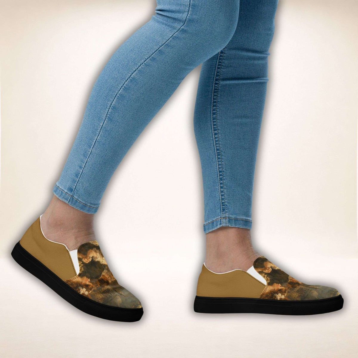 Venetian Ball Sneaker mit Renaissance-Motiv, seitliche Ansicht am Fuß