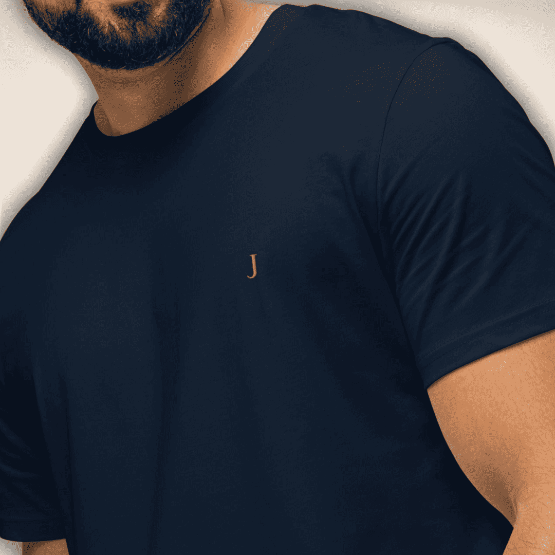 Club Juliet Bio T-Shirt in Navy, getragen mit kleinem goldfarbenem J auf der Brust