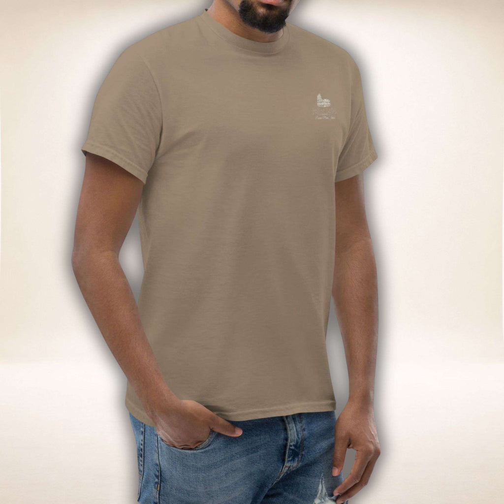 Colosseo Logo T-Shirt in Taupe, getragen mit kleinem Kolosseum-Logo auf der Brust