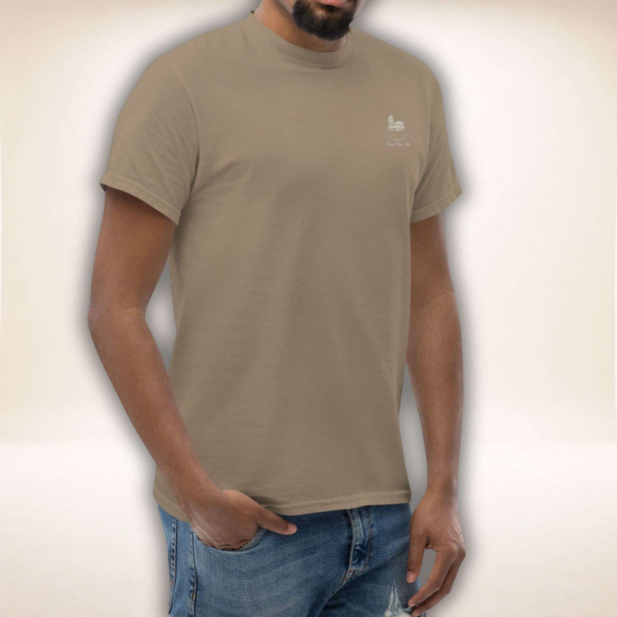 Colosseo Logo T-Shirt in Taupe, getragen mit kleinem Kolosseum-Logo auf der Brust