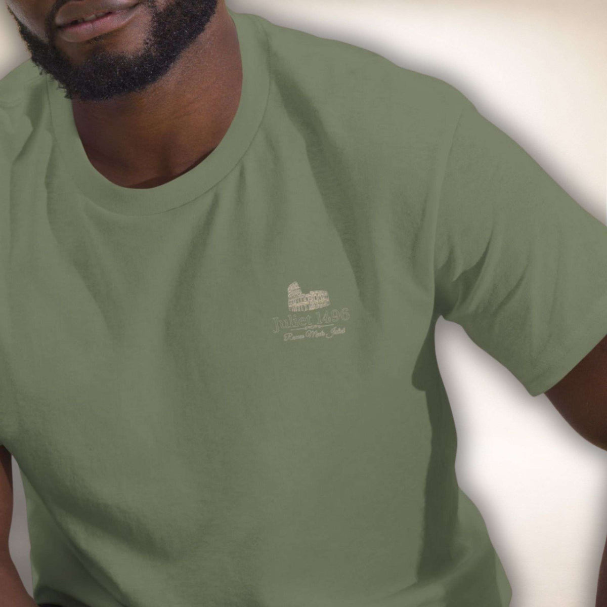 Colosseo Logo T-Shirt in Olivgrün mit kleinem Kolosseum-Logo auf der Brust