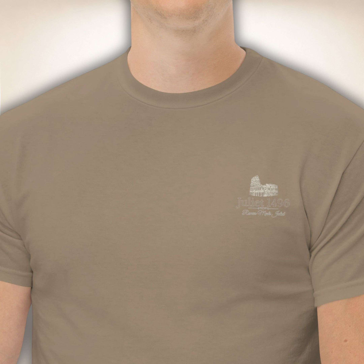 Colosseo Logo T-Shirt in Braun mit kleinem Kolosseum-Logo auf der Brust