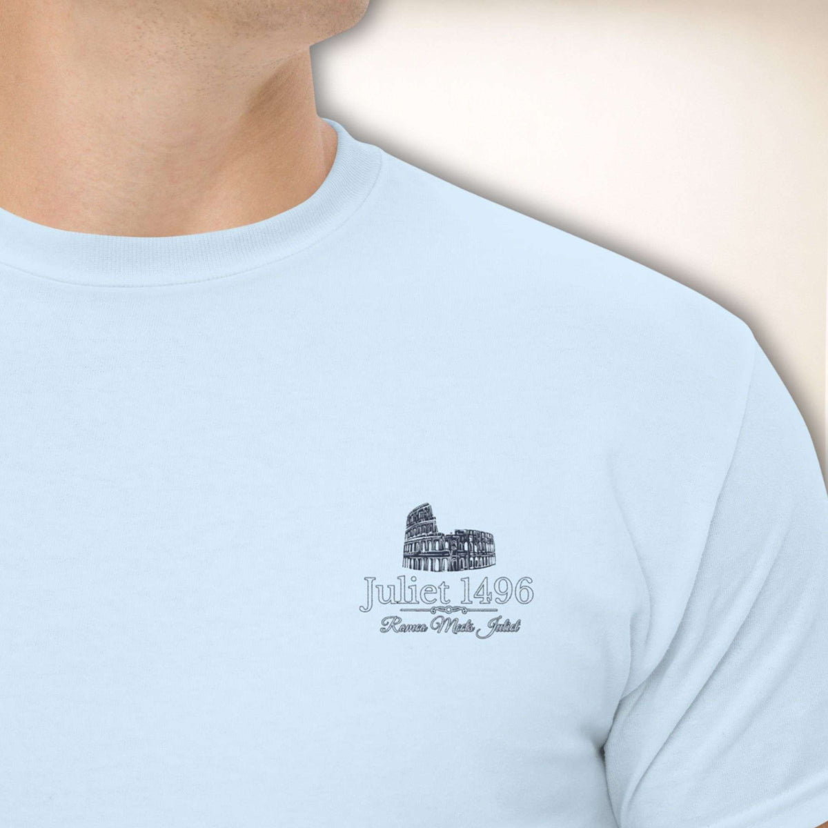 Colosseo Logo T-Shirt in Hellblau mit kleinem Kolosseum-Logo auf der Brust
