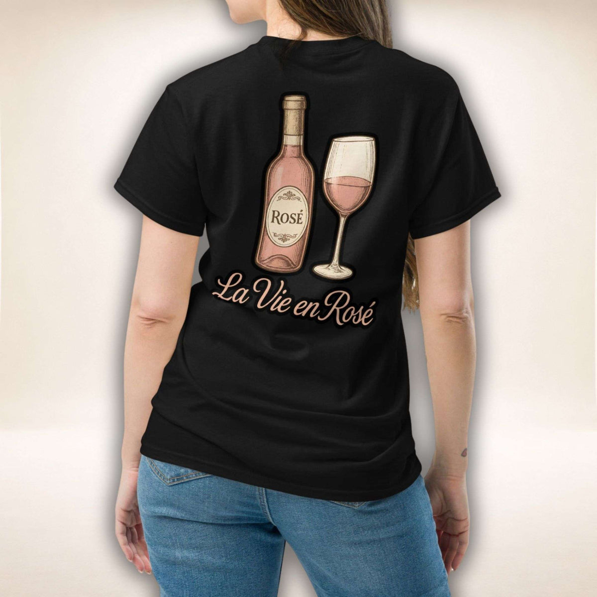 Rosé Royale T-Shirt in Schwarz, getragen mit Roséflasche, Weinglas und La-Vie-en-Rosé-Rückenmotiv