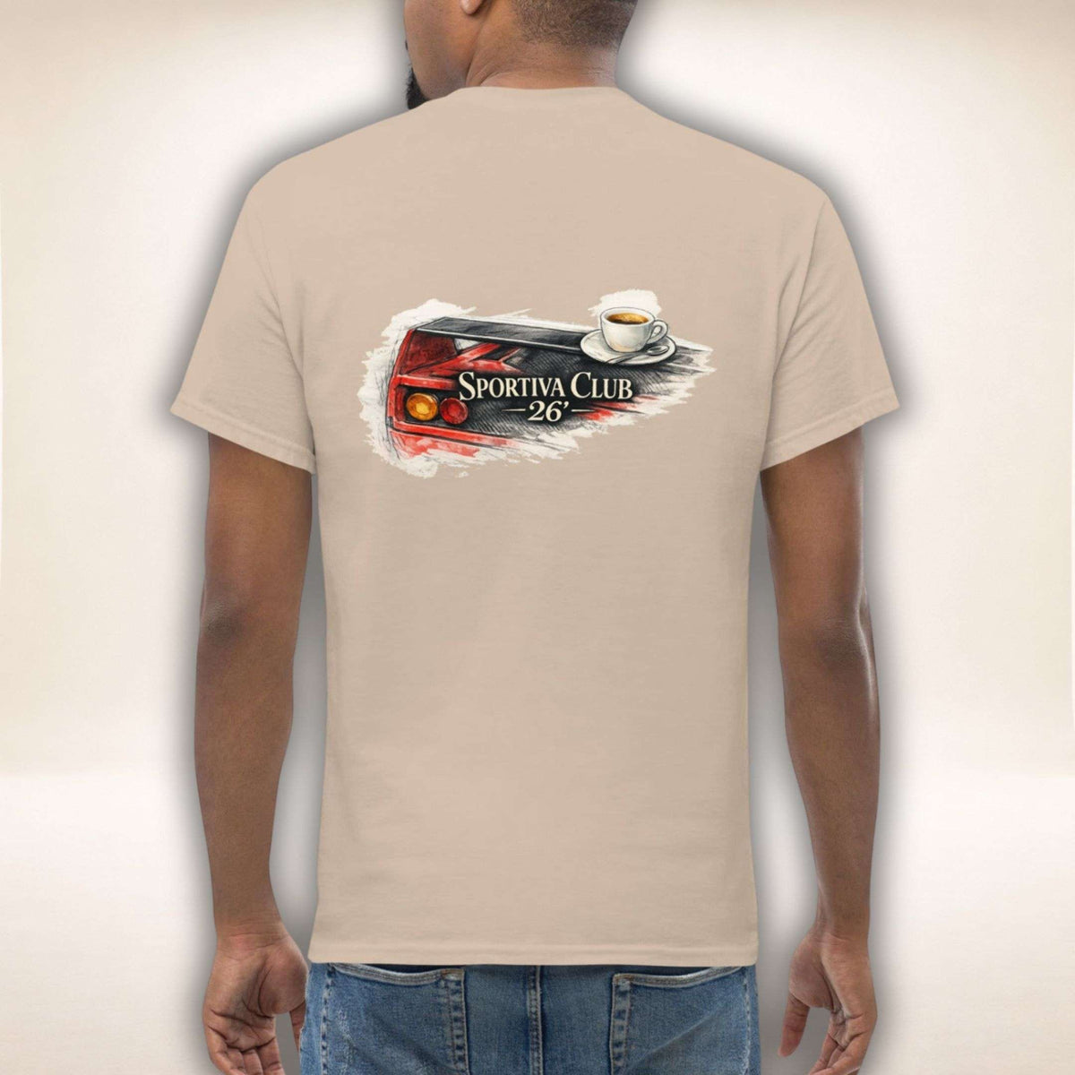 T-Shirt Sportiva Club 26 in Sand mit Sportwagenheck und Espressotasse als Rückenprint