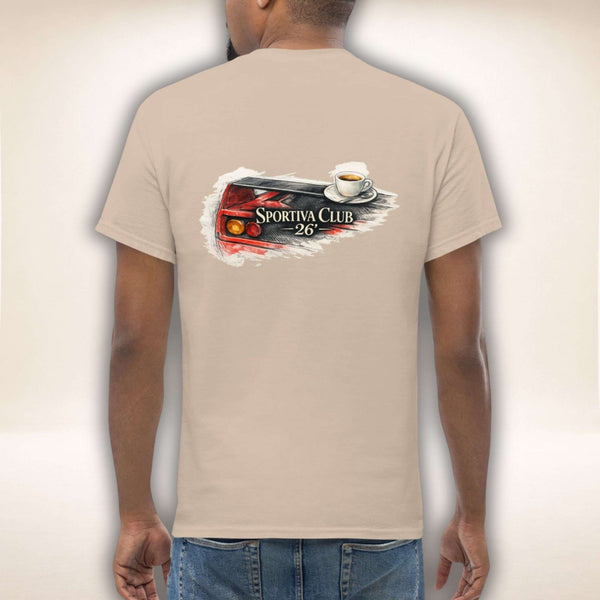 T-Shirt Sportiva Club 26 in Sand mit Sportwagenheck und Espressotasse als Rückenprint